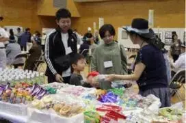 写真：ようこそ守谷へのお菓子配布の様子