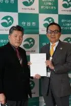 写真：市長に答申書を提出