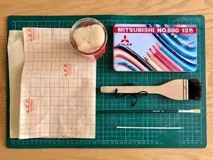 写真：補修用道具　コップとスポンジ、竹串、刷毛、絵筆、色鉛筆、剥離剤