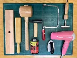 写真：補修用道具　木槌、金槌、樫矢、定木、糸鋸、アイロン、ドライヤー、電熱式いちょうごて、ソルベント