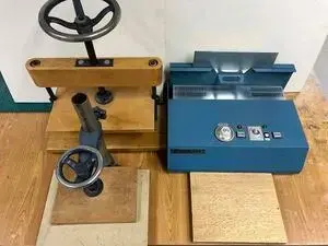 写真：補修用道具　目打ち台、製本用プレス機、製本機