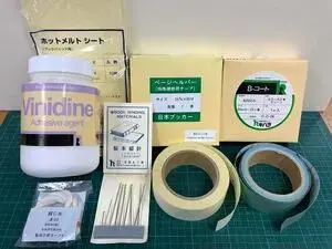 写真：補修用資材　ページヘルパー、カラーのど布、補修用ボンド、ホットメルトシート、製本用綴じ糸、製本用綴じ針