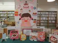 写真：おかしの絵本を並べた展示