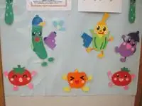 写真：夏野菜の水遊びの壁飾り