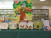 鳥の壁飾りと鳥の絵本