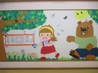 写真：女の子と熊の飾り