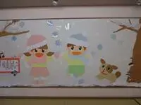 写真：子どもと犬が遊んでいる壁飾り