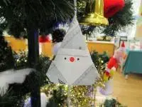 写真：ツリーの飾りつけ1