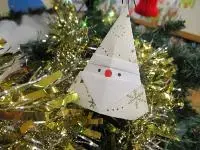 写真：ツリーの飾りつけ2