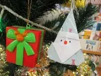 写真：ツリーの飾りつけ3