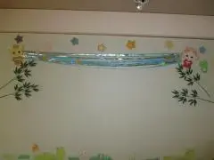 写真：おはなしのへやのへきめんかざり