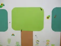 写真：きみどりいろのおおきな木の壁面飾り