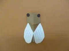 写真：セミの壁面飾り