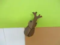 写真：カブトムシの壁面飾り