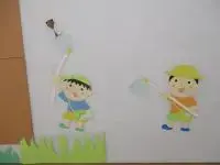 写真：虫取りする子どもたちの壁面飾り