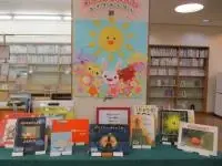 写真：壁飾りと絵本