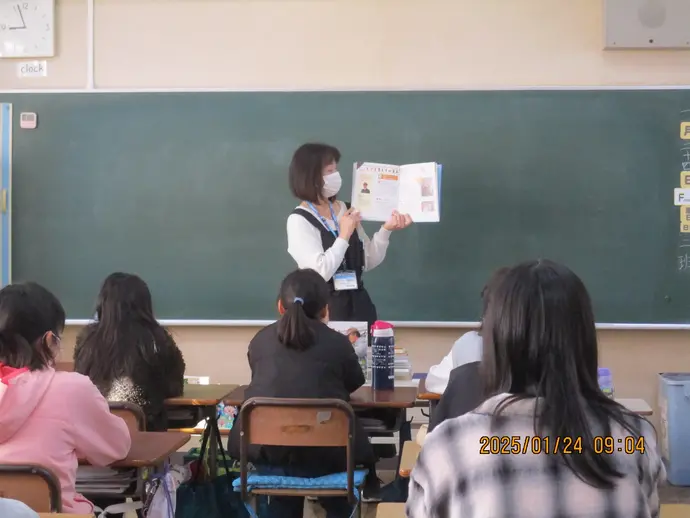 写真：松ケ丘小学校6年生 ブックトークの様子1