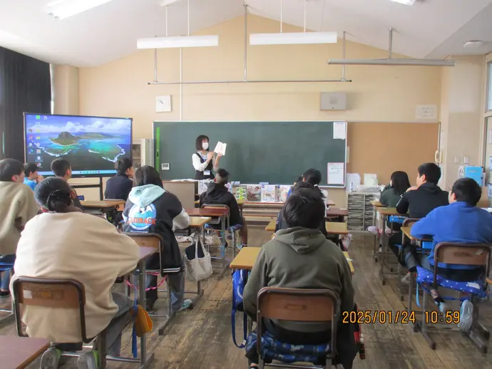 写真：松ケ丘小学校6年生 ブックトークの様子3