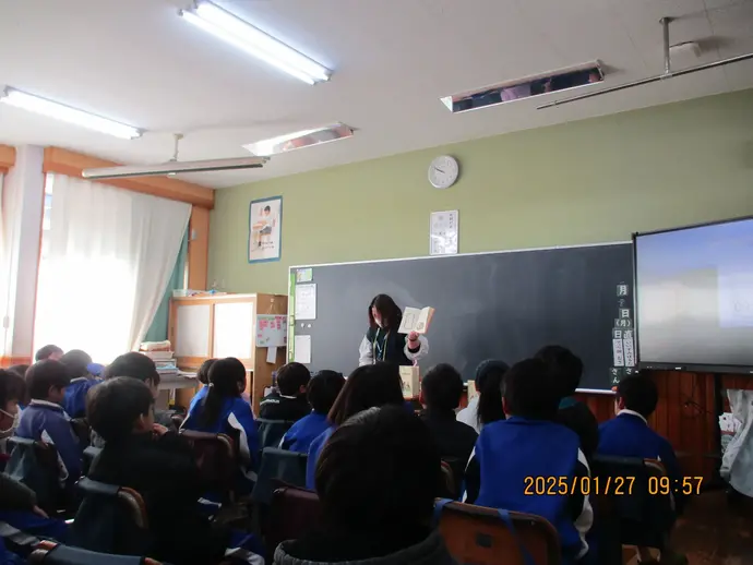 写真：高野小学校2年生 ブックトークの様子1