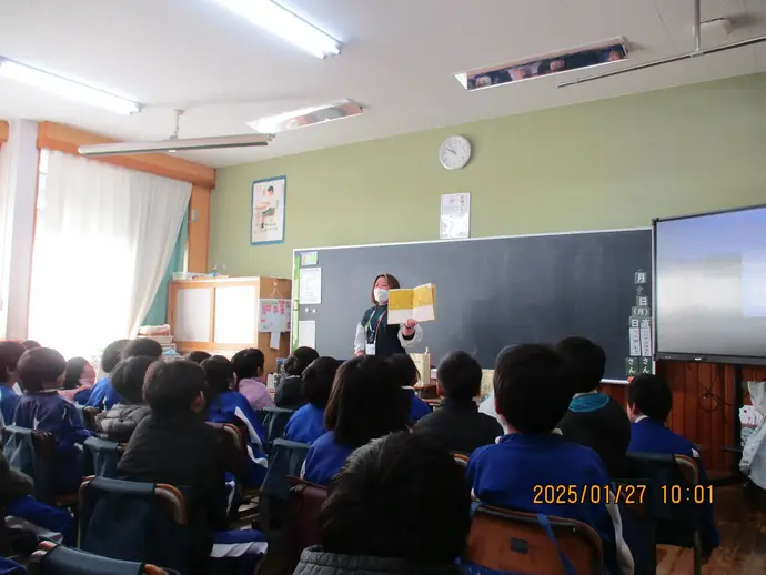 写真：高野小学校2年生 ブックトークの様子3