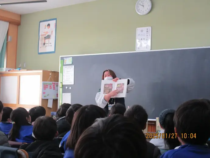 写真：高野小学校2年生 ブックトークの様子2