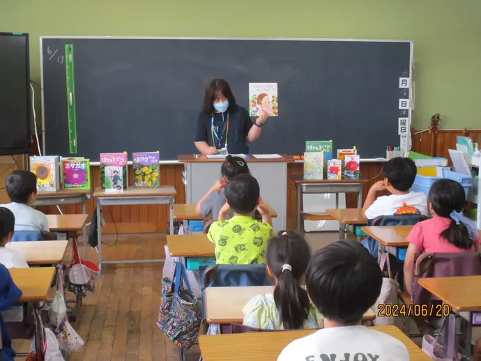 写真：高野小学校3年生 ブックトークの様子2