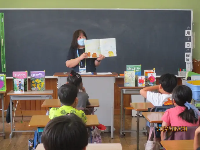 写真：高野小学校3年生 ブックトークの様子3