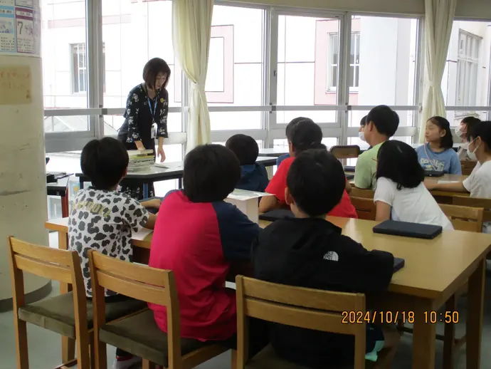 写真：松前台小学校5年生 ブックトークの様子1