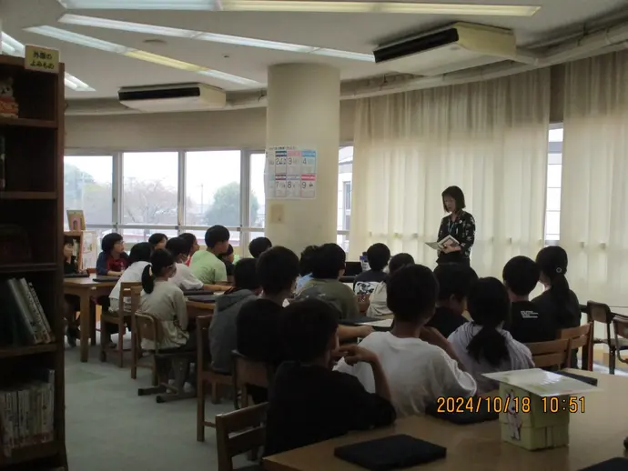 写真：松前台小学校5年生 ブックトークの様子2