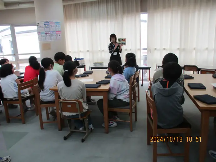 写真：松前台小学校5年生 ブックトークの様子3