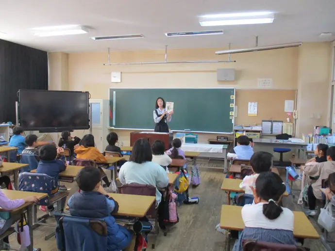 写真：松ケ丘小学校2年生 ブックトークの様子1