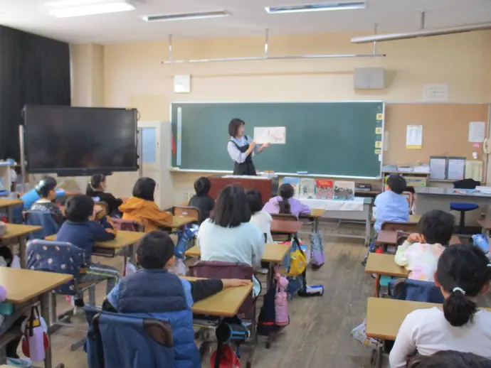 写真：松ケ丘小学校2年生 ブックトークの様子2