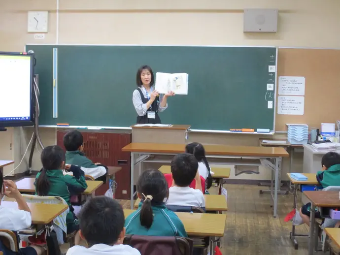 写真：松ケ丘小学校2年生 ブックトークの様子3
