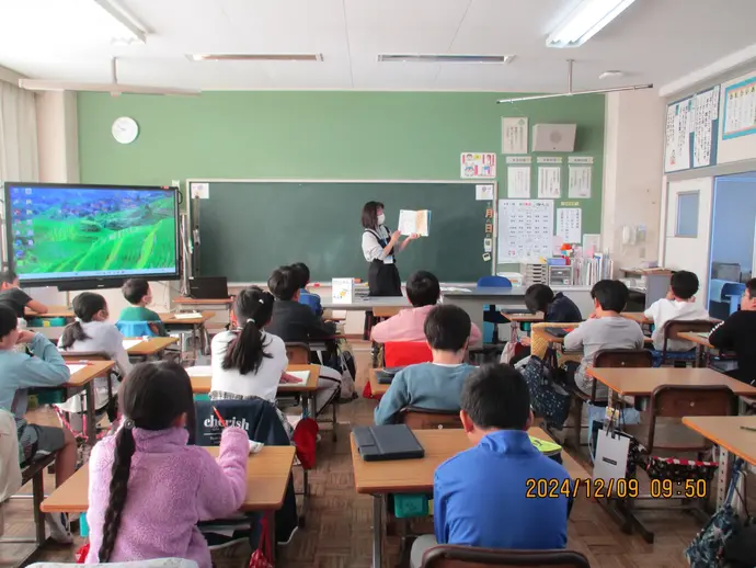 写真：松前台小学校4年生 ブックトークの様子1