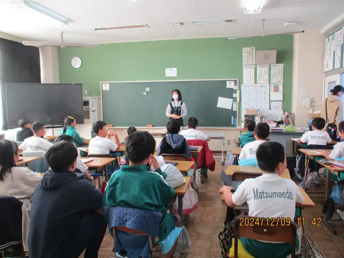 写真：松前台小学校4年生 ブックトークの様子2