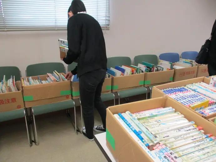 写真：子どもの本やマンガ雑誌が並んでいます