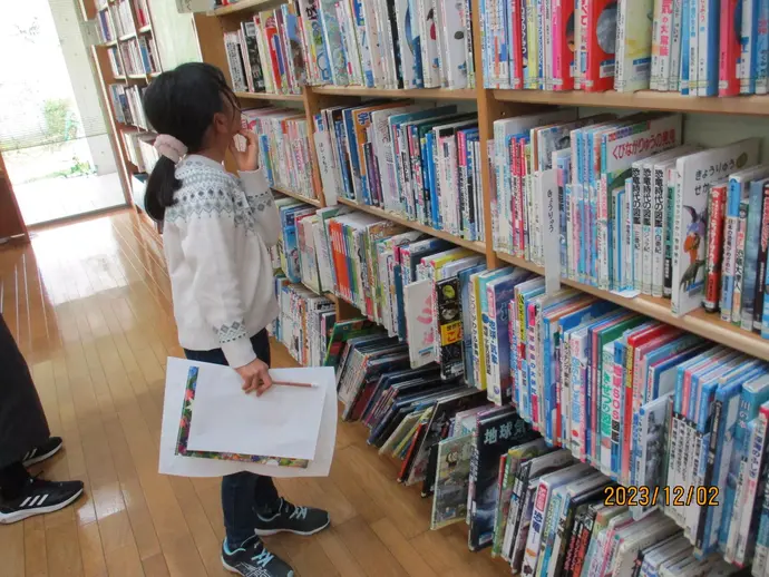 写真：本を探します