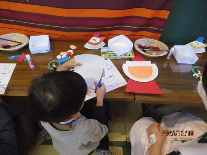 紙皿を切る子ども