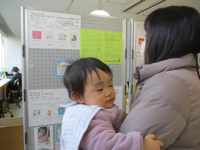 展示を見る親子