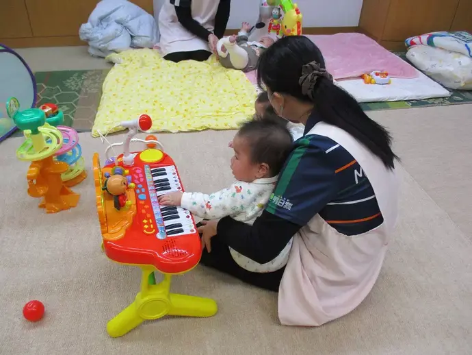 託児中、遊ぶ子どもたち