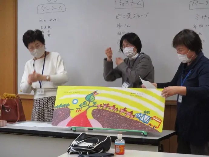 大型絵本の読み聞かせ練習をする参加者