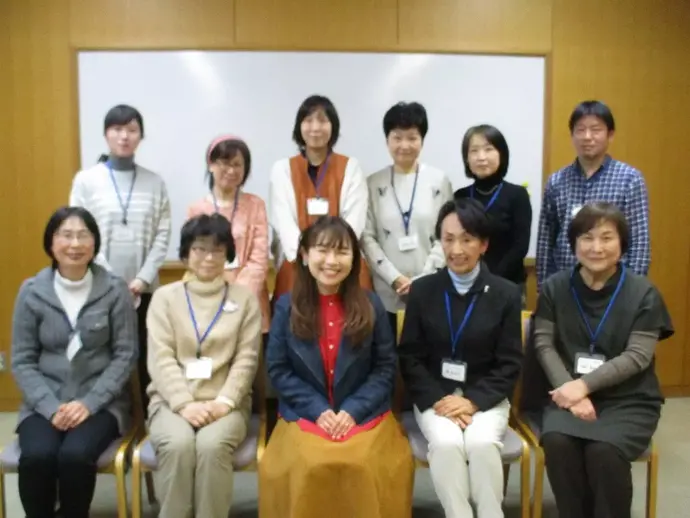 記念撮影する先生と参加者