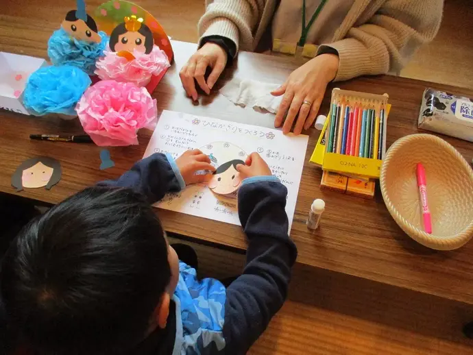 お内裏様の顔を描く子ども