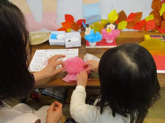 お内裏様の服を作る子ども