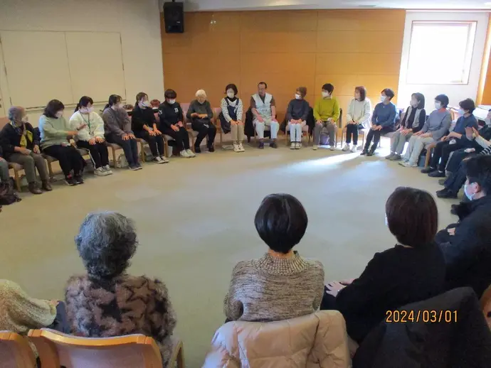 円になって話を聞く参加者たち