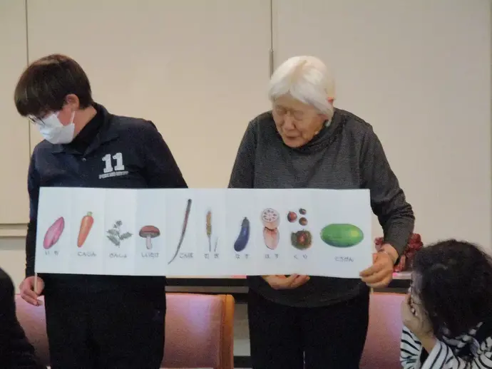 小道具を使って実演する先生