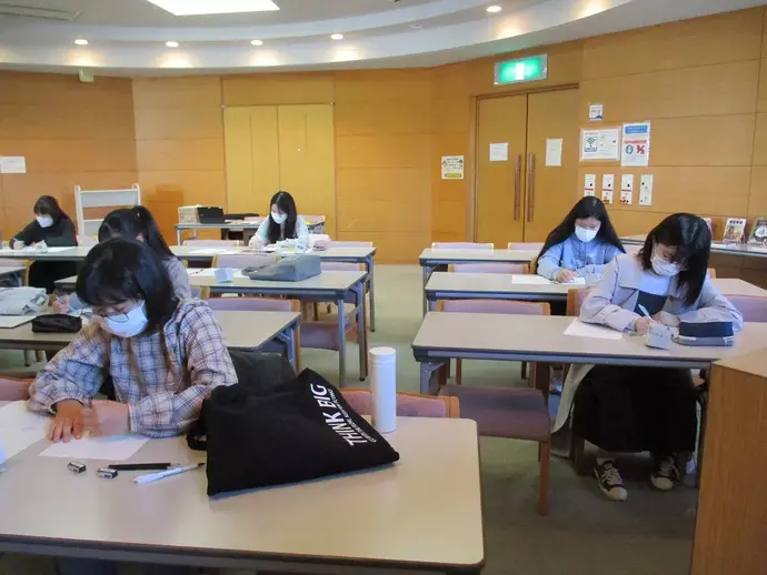 絵を描く参加者たち