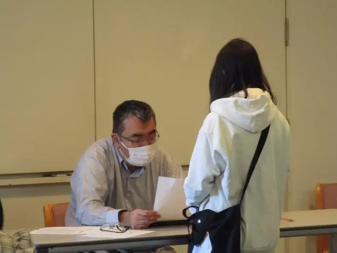 絵のアドバイスをもらっている様子