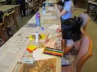 写真：花に色を塗る