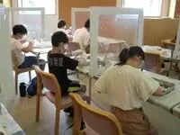 写真：金づちを振って